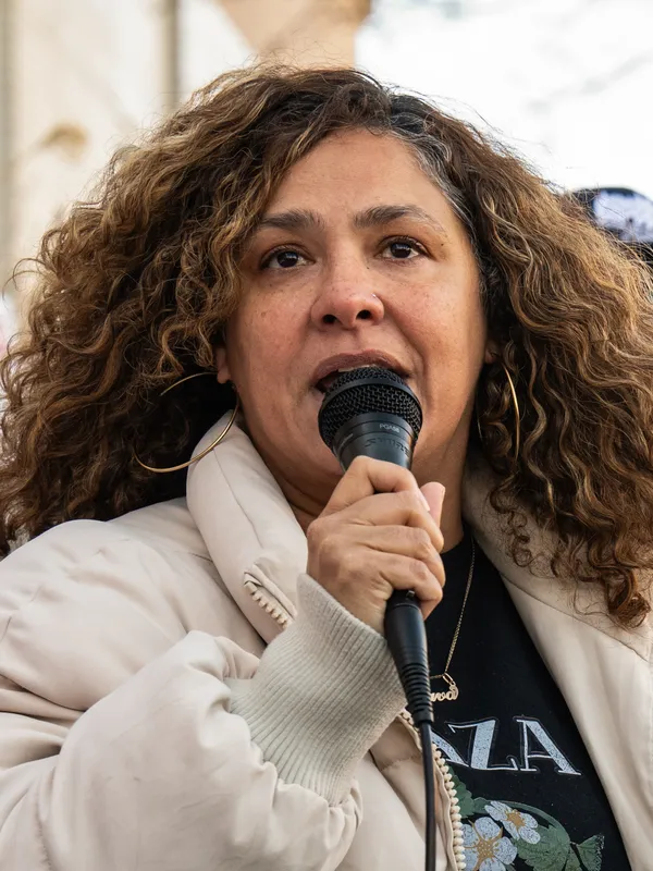 Minneapolis postal workers rally to bar ICE from post office property amid immigration enforcement surge
