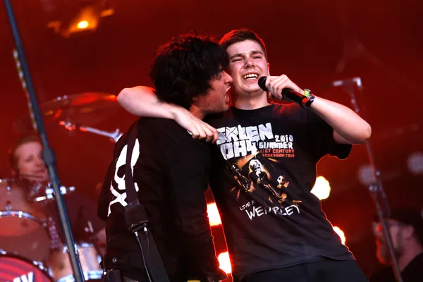 Green Day References Minnesota Anti-ICE Protests, Targets Stephen Miller During Live Performance of ‘Holiday’