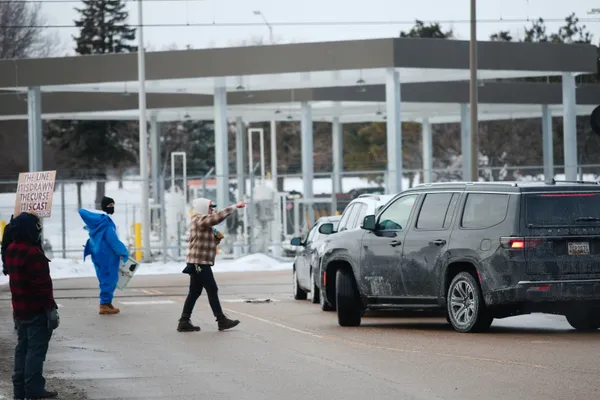 Minneapolis dismantles anti-ICE street barricades, citing emergency access concerns, as residents rebuild checkpoints citywide