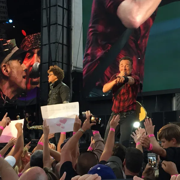 Bruce Springsteen joins Minneapolis anti-ICE National Shutdown, performing during benefit concert tied to protest movement
